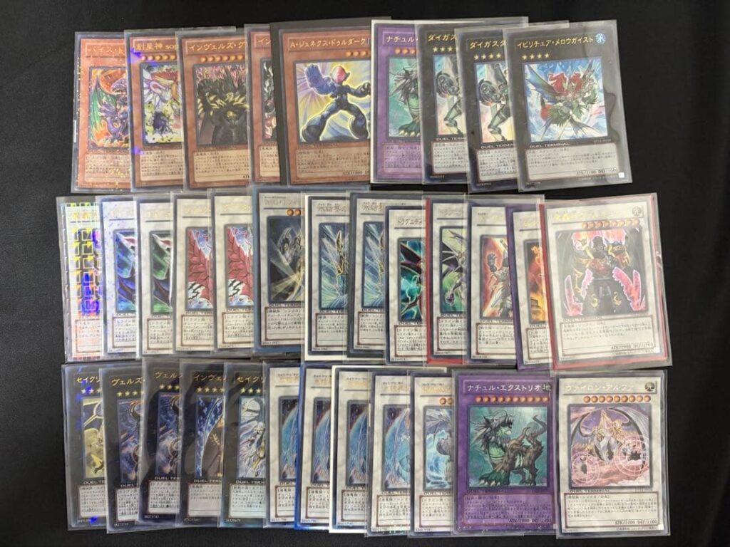 Rows of Japanese Yu-Gi-Oh! cards with Japanese card names